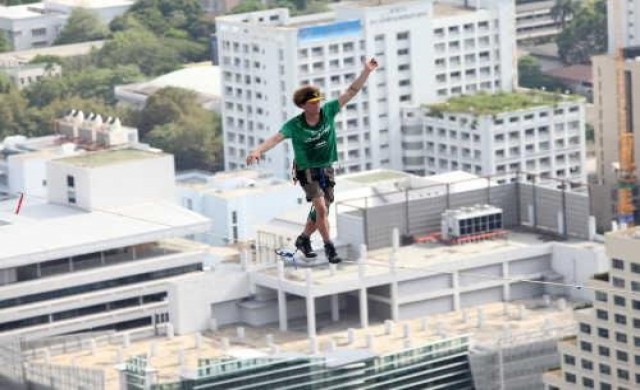 หวาดเสียว!ไต่เชือกเส้นเดียว