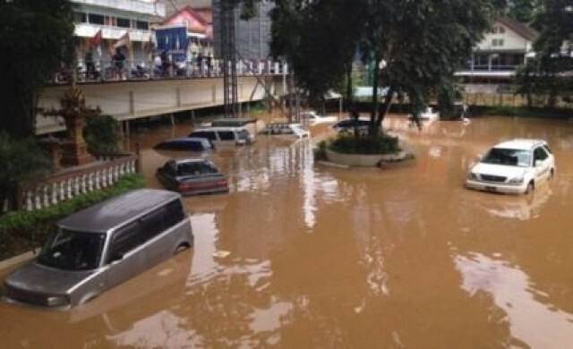 ฝนถล่มย่านการค้าชายแดนเชียงราย