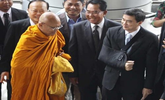 'พระสุเทพ'เดินทางมาศาลอาญารัชดา