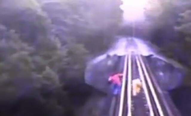 หญิงสองคนรอดถูกรถไฟทับหวุดหวิด