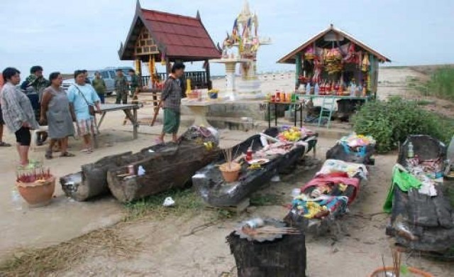 พบโลงศพไม้-กระดูกคนโบราณกลางบึงตะเคร็ง