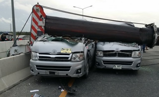 เครนล้มทับรถตู้2คันเจ็บ5รายดับ1