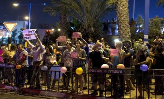 กลุ่มขวาจัดป่วนงานแต่งสาวยิว-หนุ่มมุสลิม