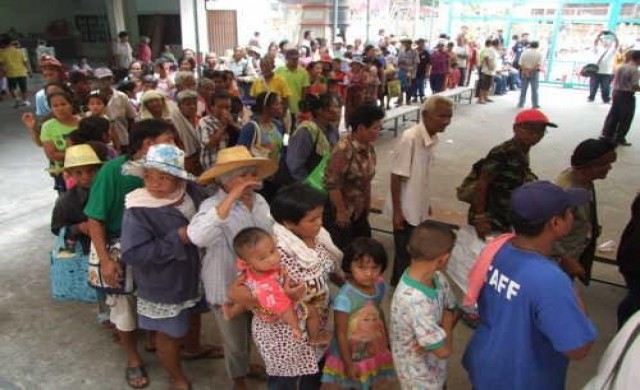 ชาวบุรีรัมย์กว่าหมื่นคนคนแห่รับแจกทาน