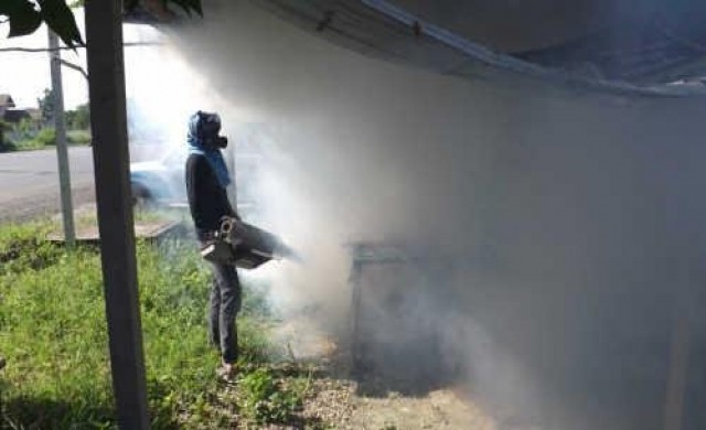 สธ.ราชบุรี เร่งพ่นหมอกควันป้องกันไข้เลือดออก