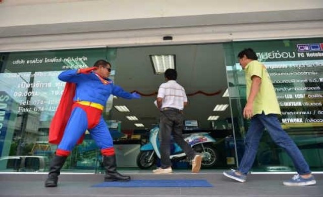 หนุ่มใหญ่สวมชุดซุปเปอร์แมนช่วยเหลือสังคม