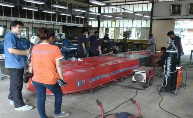 นศ.ราชมงคลอีสานเร่งต่อเรือให้นร.บ้านกุดหิน