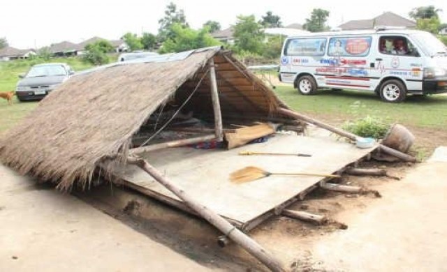 กระท่อมไม้พังถล่มทับหญิงบาดเจ็บ