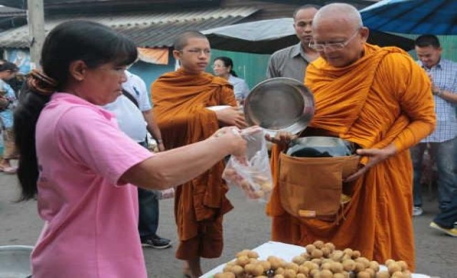 พระสุเทพ ออกบิณฑบาต