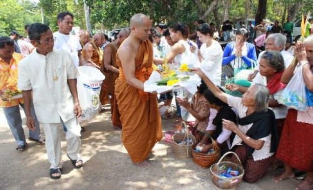 ชาวอีสานร่วมทำบุญข้าวสากเนืองแน่น