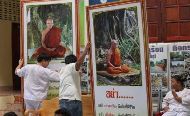 ลูกศิษย์เต็มวัดรอหลวงพ่อพิมนอนโลงละสังขาร