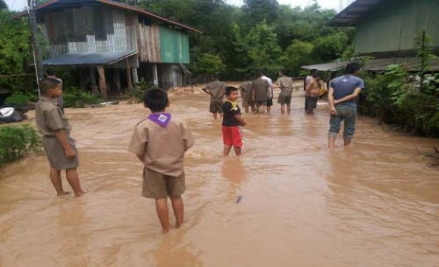 น้ำป่าอุทยานฯน้ำหนาวไหลท่วมหมู่บ้านในรอบ50ปี