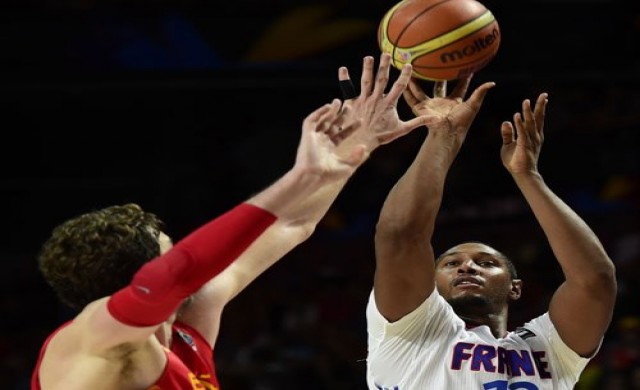 กีฬารอบโลก : ฝรั่งเศสทุบสเปนร่วงบาสโลก