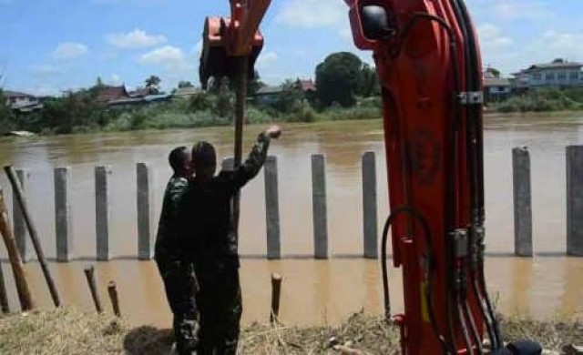 เร่งตอกเสาเข็มป้องกันตลิ่งพัง