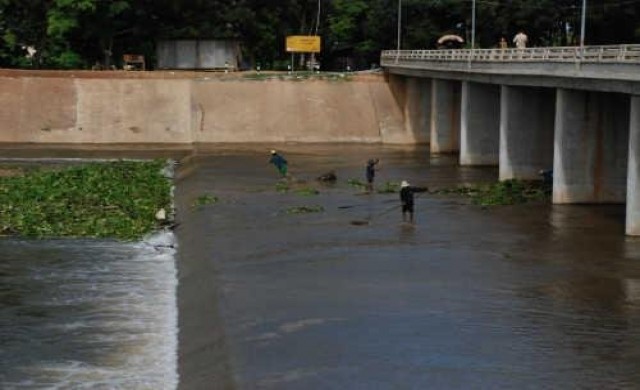 ปิดประตูน้ำบางแก้วเก็บน้ำหลากไว้ทำนา