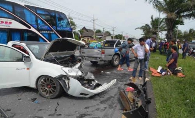 ซิ่งกระบะพุ่งข้ามเลนชนเก๋งเจ็บ5