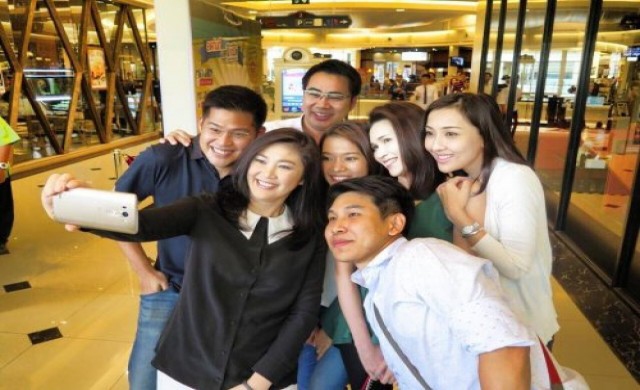 'ยิ่งลักษณ์'ยิ้มแย้มเดินห้างแฟชั่นฯ