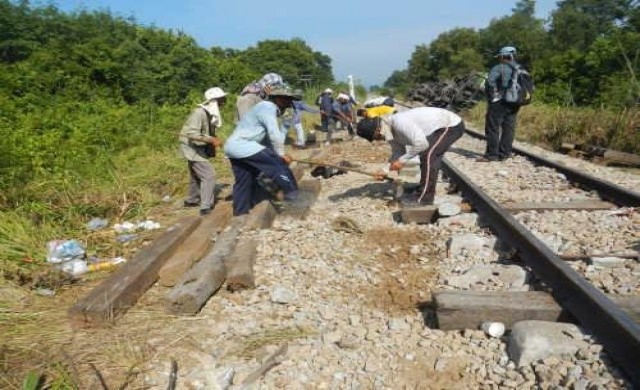 จนท.รถไฟเร่งซ่อมรางและกู้ขบวนรถที่ตกราง