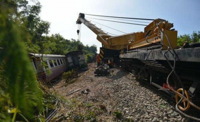 กู้ขบวนรถไฟตกราง