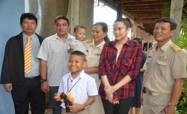 'พลอย'ช่วยเหลือเด็กยอดกตัญญู