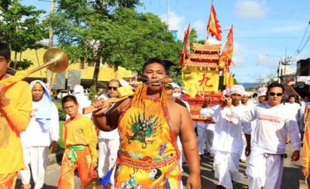 นทท.แต่งขาวชมขบวนแห่-ม้าทรงเทศกาลกินเจ