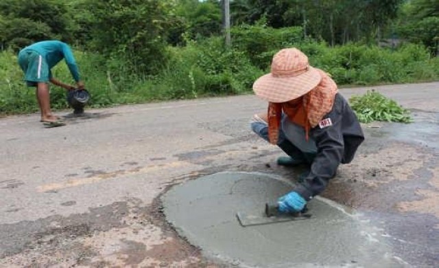 ชาวบ้านเทปูนซ่อมแซมถนนเป็นหลุม-บ่อ