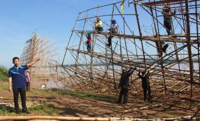 เร่งกู้เรือสูงเท่าตึก9ชั้นไฟถล่ม