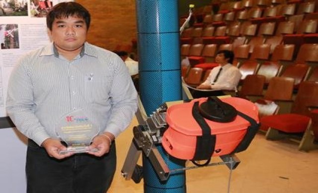หุ่นยนต์ไต่ต้นมะพร้าวกำจัดศัตรูพืช