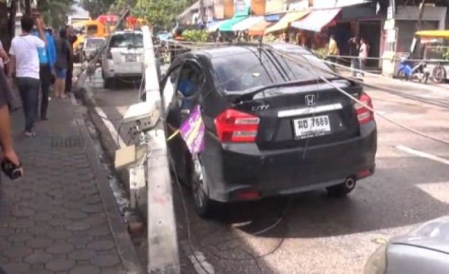 พายุฝนถล่มเสาไฟฟ้าล้มทับรถยนต์6คัน