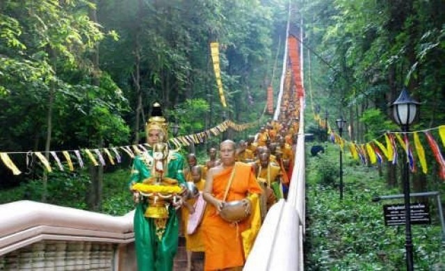 พุทธศาสนิกชนทำบุญตักบาตรเทโวโรหณะ