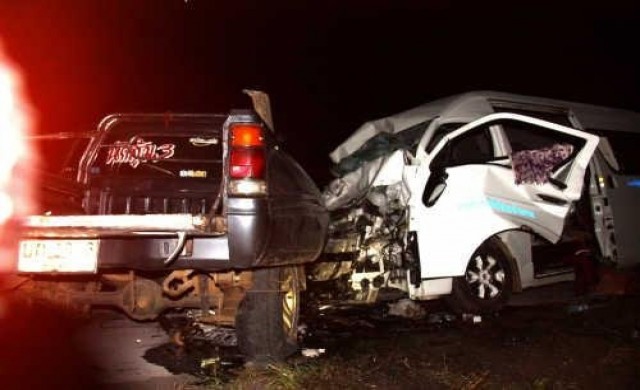 ปิคอัพประสานงารถตู้โดยสารตาย2เจ็บ17