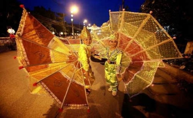 แห่ชมขบวนแห่เทียนพันเล่มแห่งเดียวในประเทศ