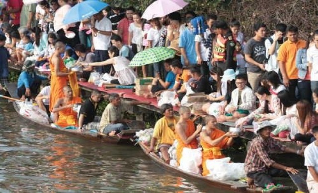 ประเพณีตักบาตรพระร้อย ทางเรือ
