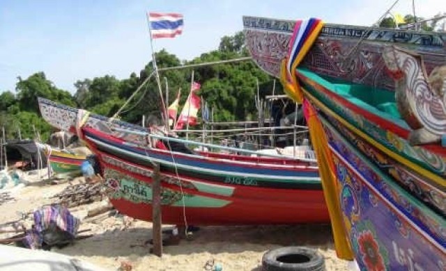 เรือประมงกลับเข้าฝั่ง หลังคลื่นลมแรง