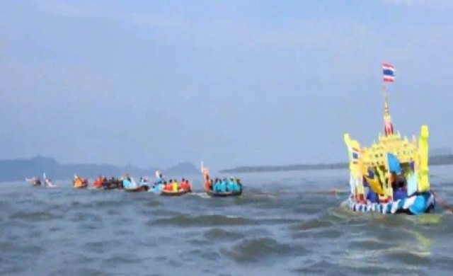 ร่วมอนุรักษ์ประเพณีลากพระทางทะเล
