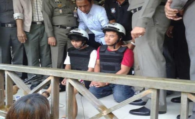 พ่อแม่สองพม่าเดินทางถึงไทย