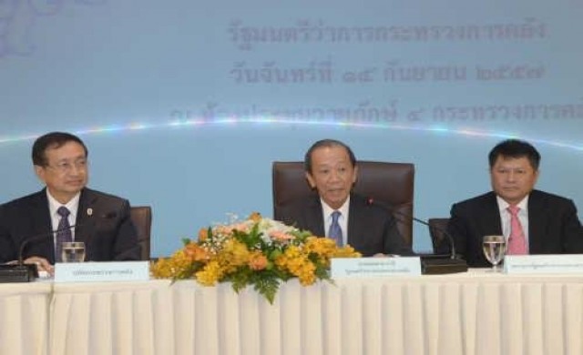 รมว.คลังลงพื้นที่จ่ายเงินช่วยเหลือชาวนาท่าวุ้ง
