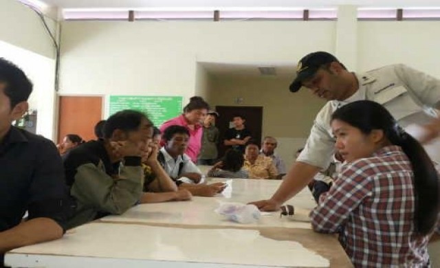 พ่อแม่2ผู้ต้องหาคดีฆ่านทท.ถึงเรือนจำเกาะสมุย