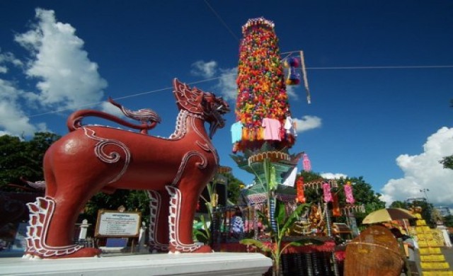 ใต้ร่มสลากย้อม