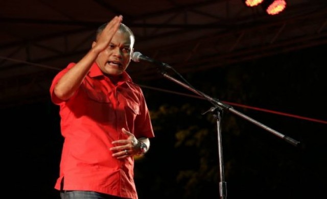 'ณัฐวุฒิ'ซัด'ผู้รับเหมาร่างรธน.'ฉบับไอ้ปี๊ด