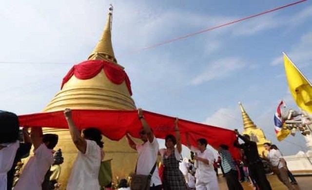 ล้อมผ้าแดงเจดีย์ภูเขาทอง