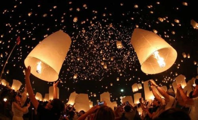 เรื่อง "โคมลอย"