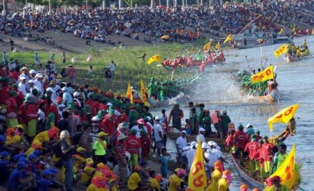 กัมพูชาฟื้นแข่งเรือมังกรฉลองเทศกาลน้ำ