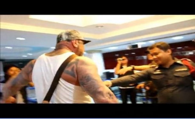 คลิปฝรั่งออสซี่โวยวายใส่ตร.-นักข่าว