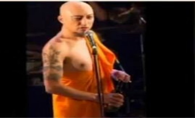 ร็อคญี่ปุ่นแต่งเลียนพระสงฆ์'ขอโทษต่อชาวพุทธ'แล้ว