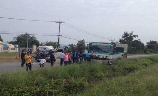 รถร่วมกู้ชีพรพ.ศรีนครินทร์ชนสิบล้อคนขับดับ