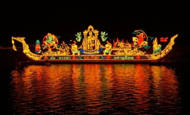 ไหลแพไฟถวายในหลวง