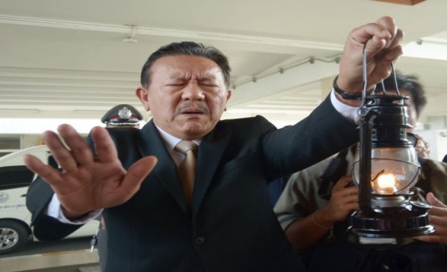 จุดตะเกียง...ที่นี่มันมืดมิด