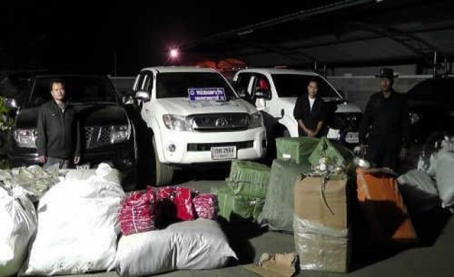 ตม.สระแก้วจับกระบะ4คันลักลอบขนสินค้าเถื่อน