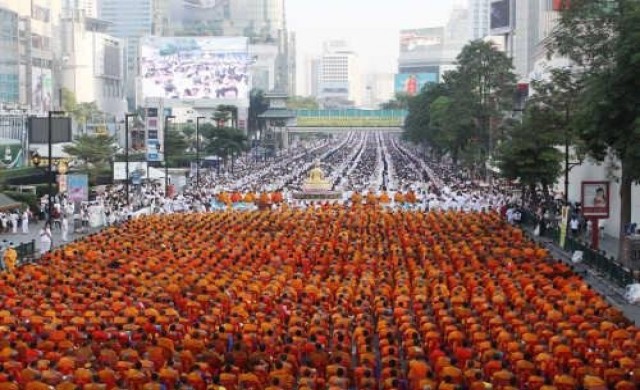 ตักบาตรพระสงฆ์10,000รูป